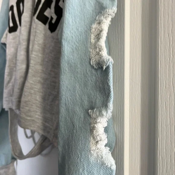 Trendy Gray and Blue Crop Top with 'Good Vibes' Print - Picture 4 of 8